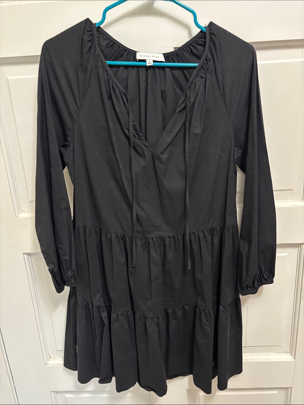 Gianni Bini  Black Tiered V-Neck Long-Sleeve Dress